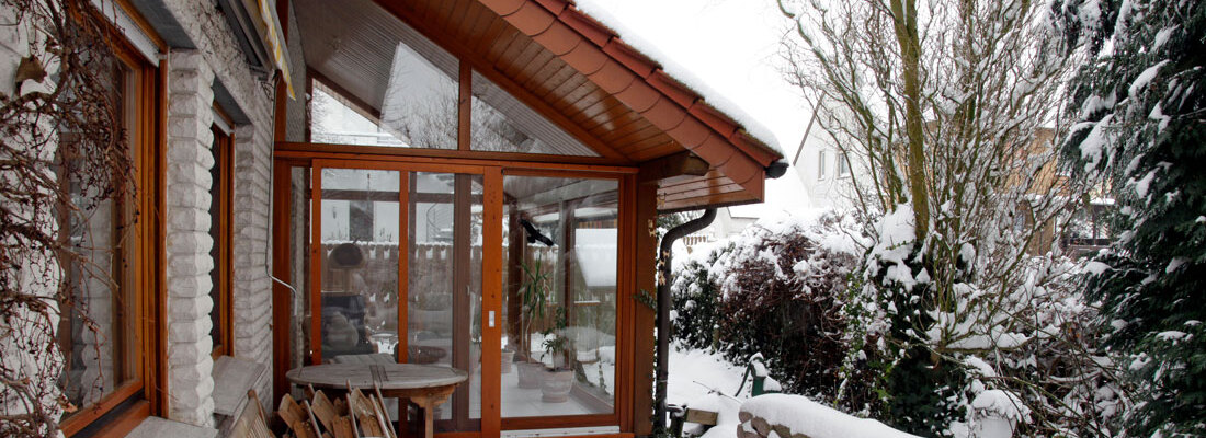 How blinds, roller shades, and pleated blinds help retain heat in winter