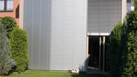 Surface-mounted facade blinds