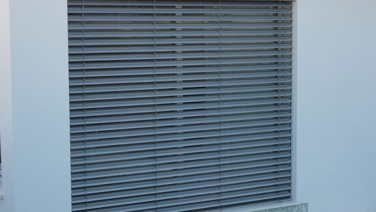 Surface-mounted facade blinds